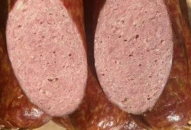 Готові свіжі ковбаси