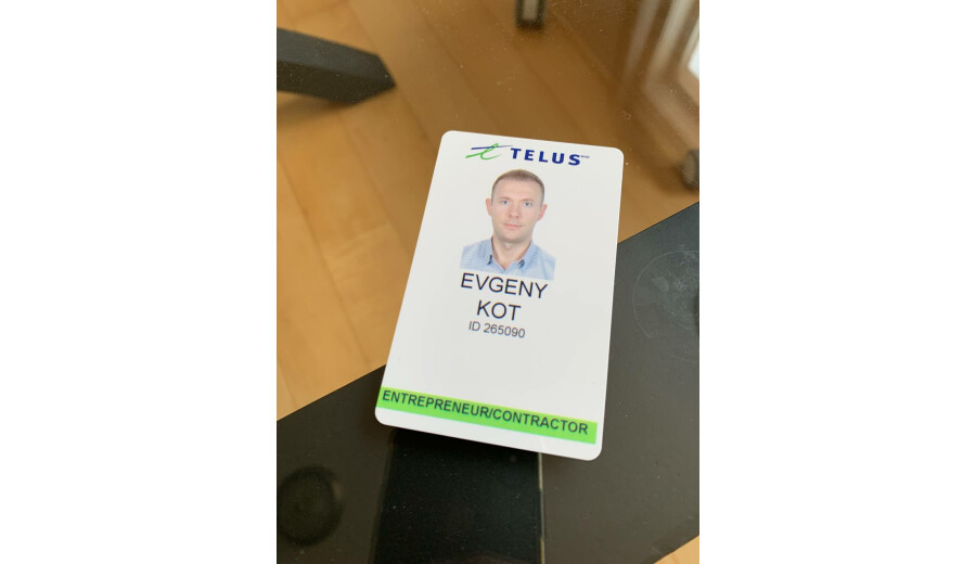 Я працюю у TELUS. Встановлюю інтернет. -