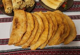 Є в наявності свіженькі налисники з м'ясом і солодким сиром