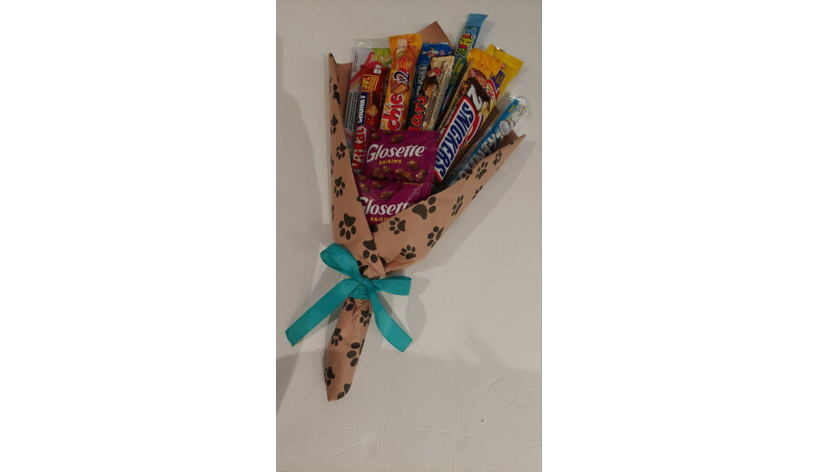 2 bouquets with candies are available. - 