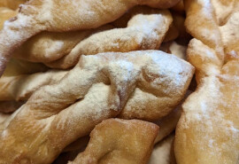 Пропоную вашій увазі домашній, пишний хмиз з цукровою пудрою!