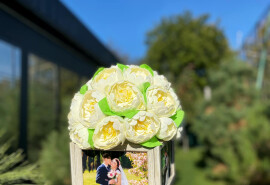 Виготовляє гігантські квіти світильники та букети