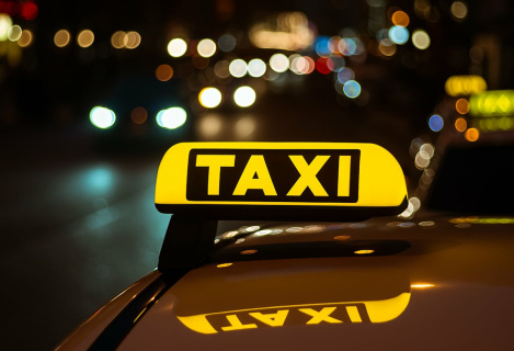Водій у службу таксі