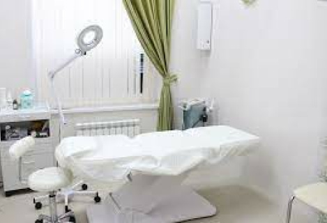 Б'ютімайстер зніме кабінет в оренду.