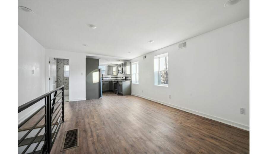 3 Bdr ​Bi-level appartment , 12XX N 16th St. - 