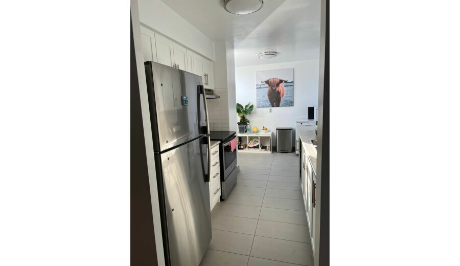 Здається кімната в великому 3-bedroom апартменті. - 