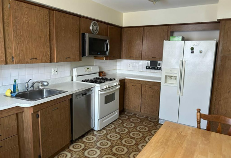 Здається світлий, повністю мебльований окремий будинок з великим заднім і переднім дворами