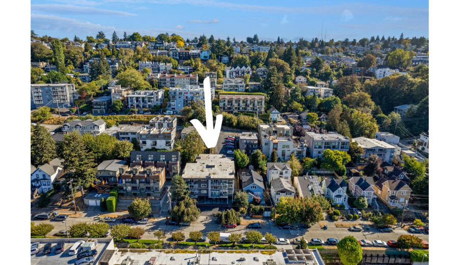 Перший поверх: 1 спальня, 1 ванна кімната -