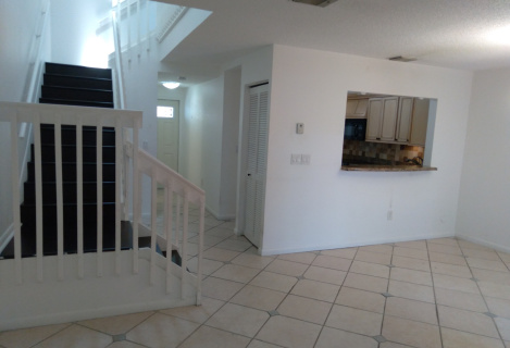 Просторий двоповерховий будинок