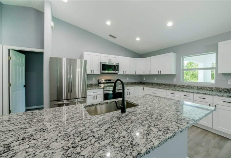 Будинок з ВДАРНИМИ ВІКНАМИ І ДВЕРЯМИ