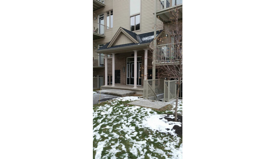 2 Bdr condo apartment in Barrhaven -