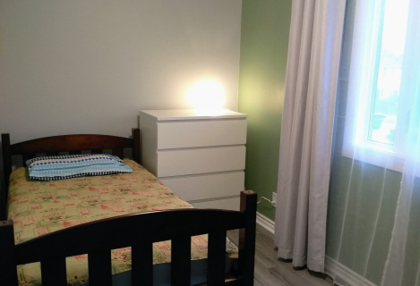 Здається в оренду приватна спальня із загальною ванною кімнатою