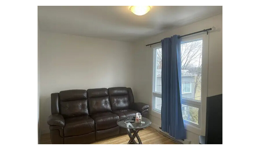 чудова 3 1/2, розташована на 2-му й останньому поверсі тихої та безпечної будівлі з домофоном. -