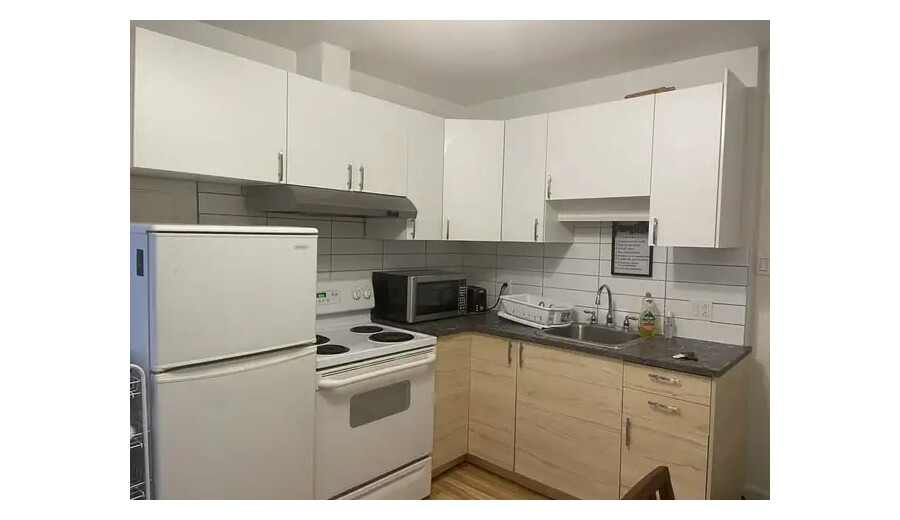 чудова 3 1/2, розташована на 2-му й останньому поверсі тихої та безпечної будівлі з домофоном. -