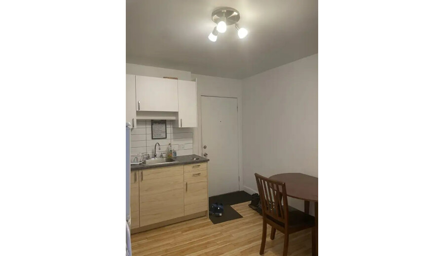 чудова 3 1/2, розташована на 2-му й останньому поверсі тихої та безпечної будівлі з домофоном. -