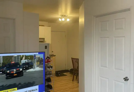 чудова 3 1/2, розташована на 2-му й останньому поверсі тихої та безпечної будівлі з домофоном.