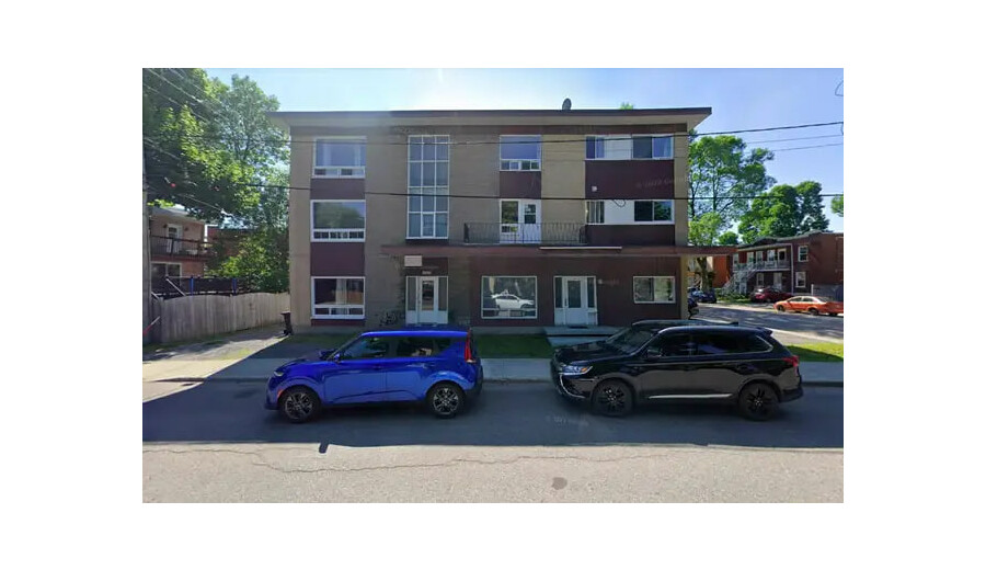 чудова 3 1/2, розташована на 2-му й останньому поверсі тихої та безпечної будівлі з домофоном. -