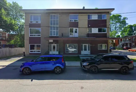 чудова 3 1/2, розташована на 2-му й останньому поверсі тихої та безпечної будівлі з домофоном.