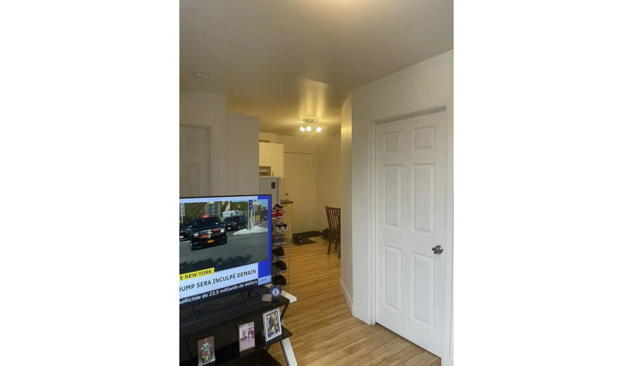 чудова 3 1/2, розташована на 2-му й останньому поверсі тихої та безпечної будівлі з домофоном. -