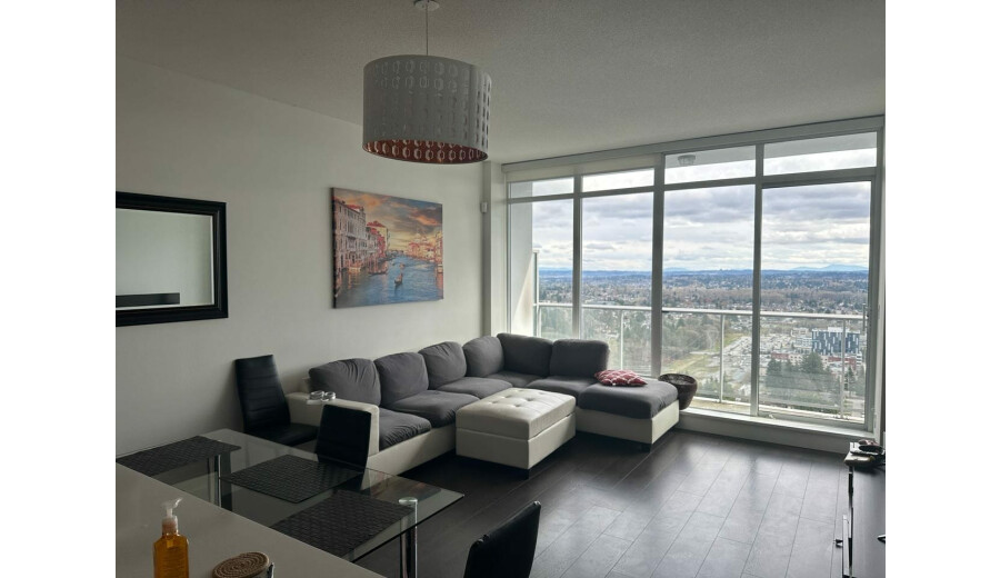 Шукаємо сусідку, в трикімнатній квартирі, з двома санвузлами. -