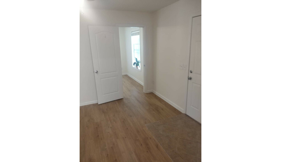 Здається нижній поверх в будинку -