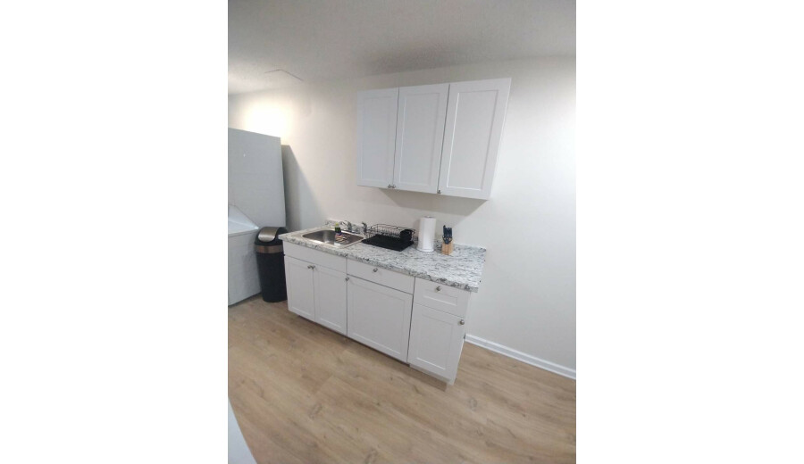 Здається в оренду перший поверх -