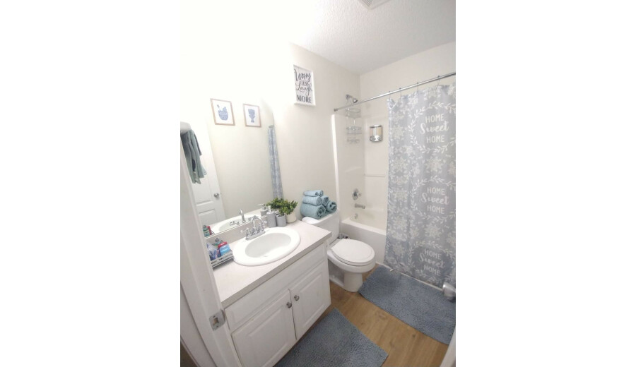 Здається в оренду перший поверх -