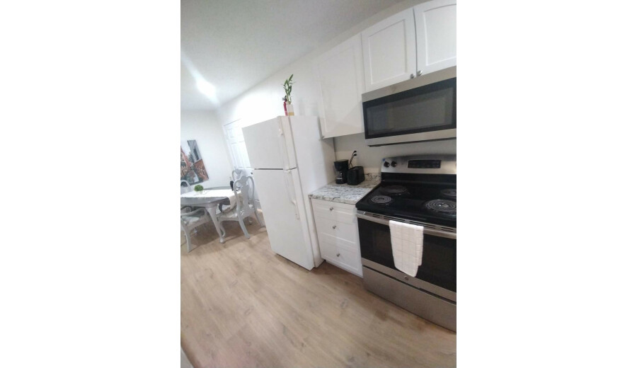 Здається в оренду перший поверх -