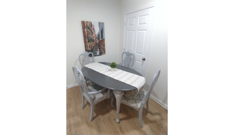 Здається в оренду перший поверх -