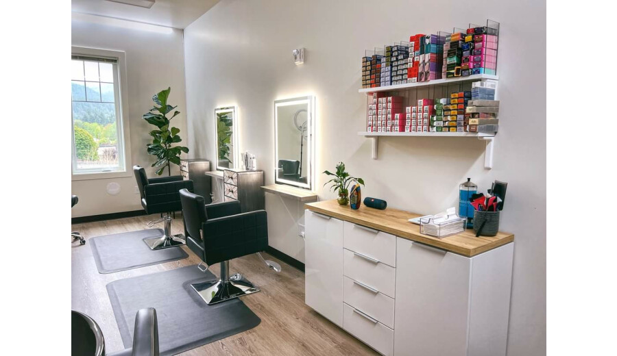 Здається в оренду робоче місце в салоні -