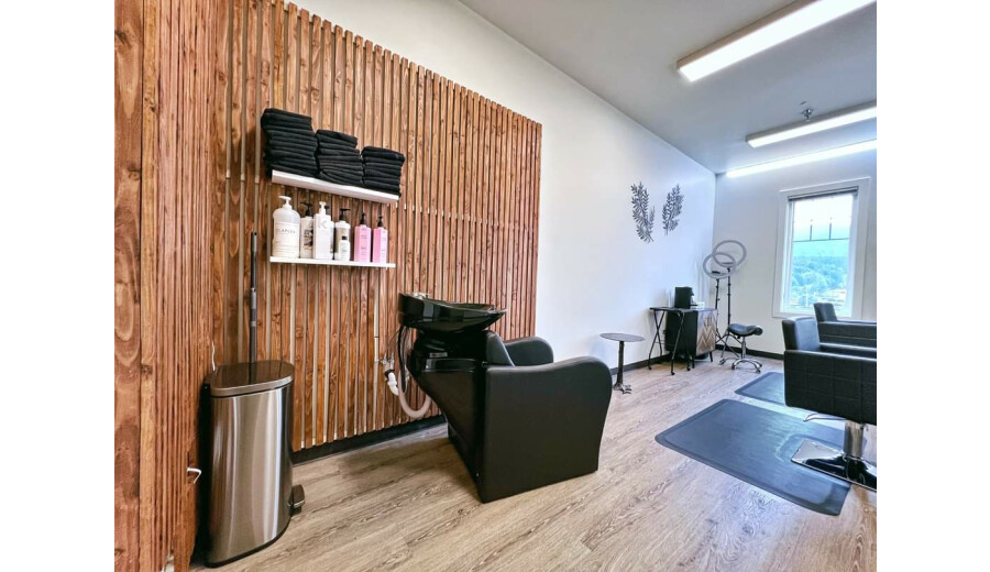 Здається в оренду робоче місце в салоні -