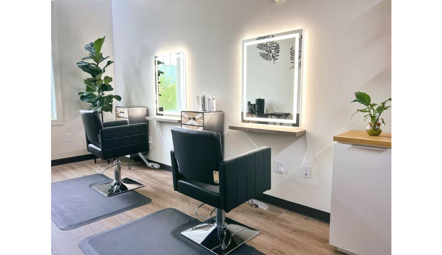 Здається в оренду робоче місце в салоні -