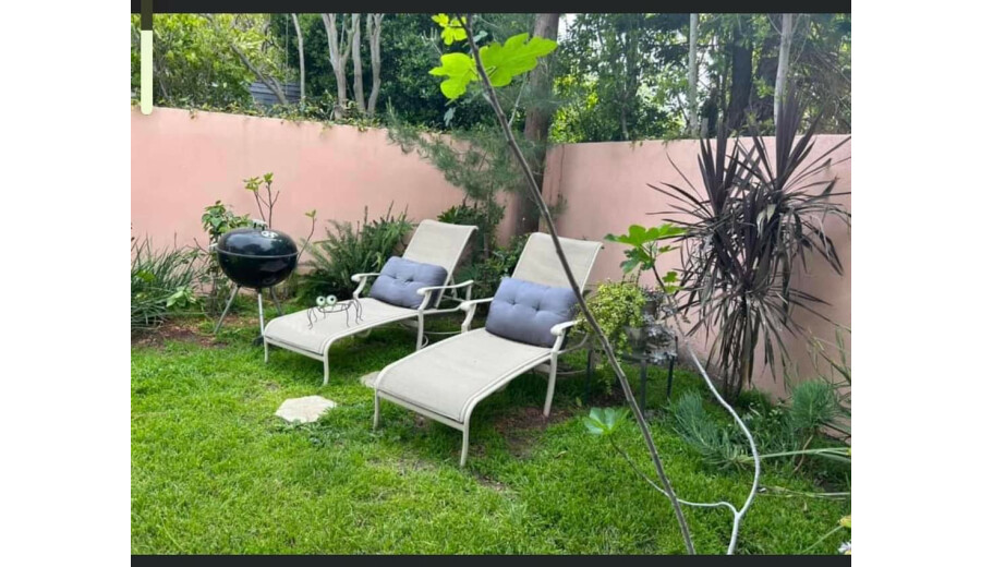 Здається окремий гостьовий будиночок-студія -