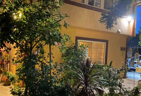 Здається окремий гостьовий будиночок-студія