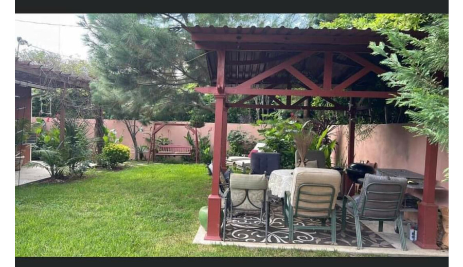 Здається окремий гостьовий будиночок-студія -