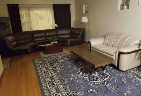 Велика кімната, повністю мебльована