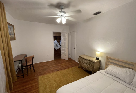 Здається кімната в районі Голлівуд