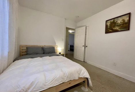 У тихому затишному місці району Голлівуд