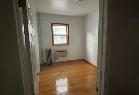 Здається світла кімната