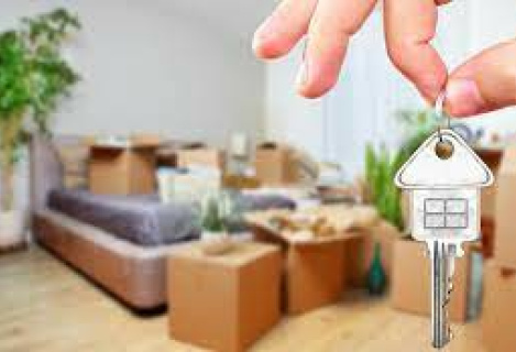 Чоловік шукає місце в кімнаті