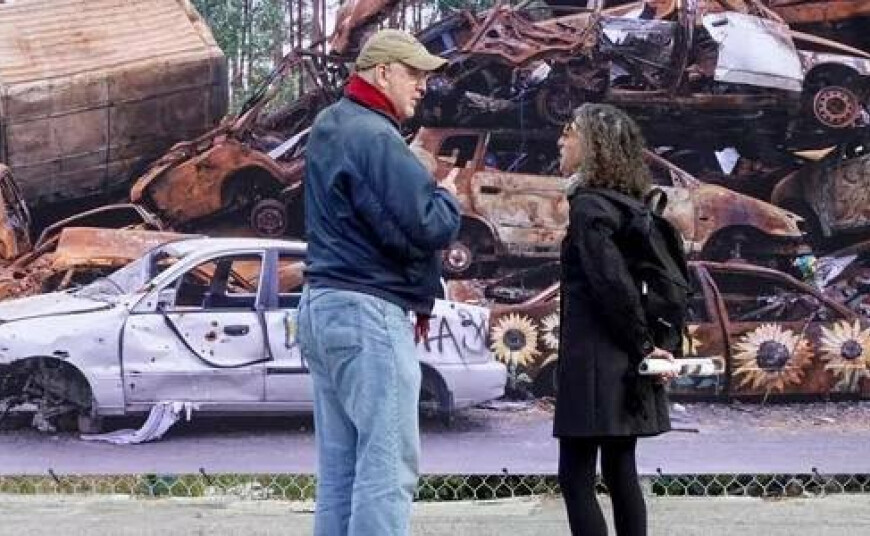 Huge 20-meter photo of car cemetery in Irpin installed in New York - 