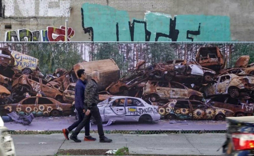 Huge 20-meter photo of car cemetery in Irpin installed in New York - 