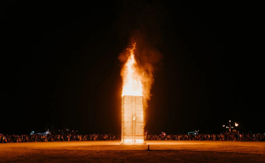 A Ukrainian sculpture combining elements of the trident and the Phoenix was presented at Burning Man - 