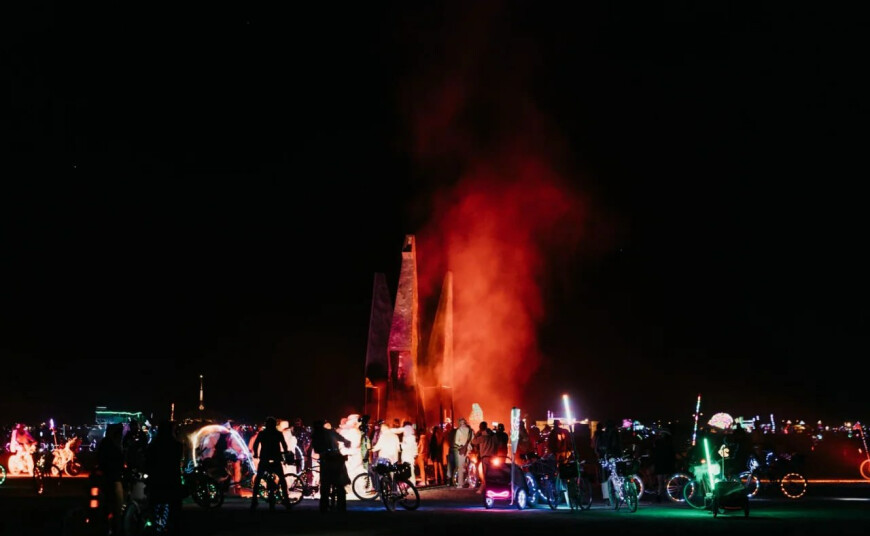A Ukrainian sculpture combining elements of the trident and the Phoenix was presented at Burning Man - 