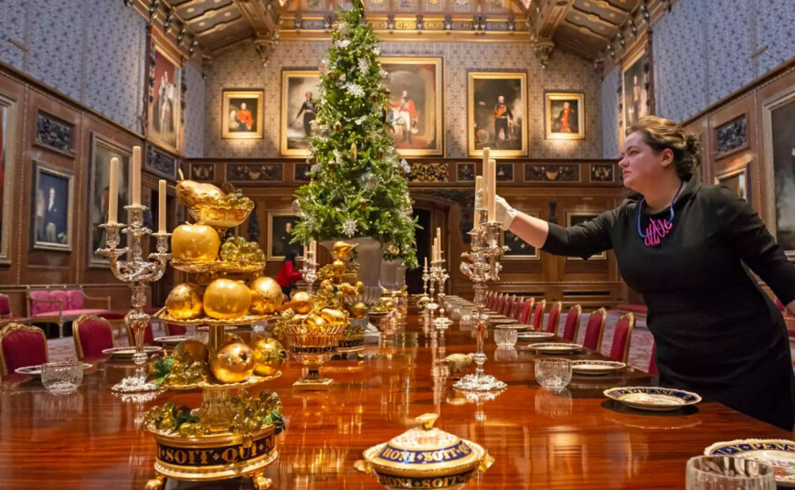 The main Christmas tree is installed in Windsor Castle - 