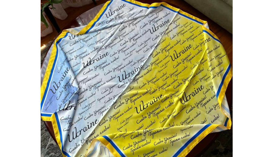 Патріотичні хустинки на продаж -