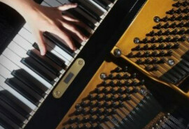 Молодий настройщик піаніно