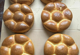 . Є в наявності свіжо-спечений, дріжджовий,білий хліб