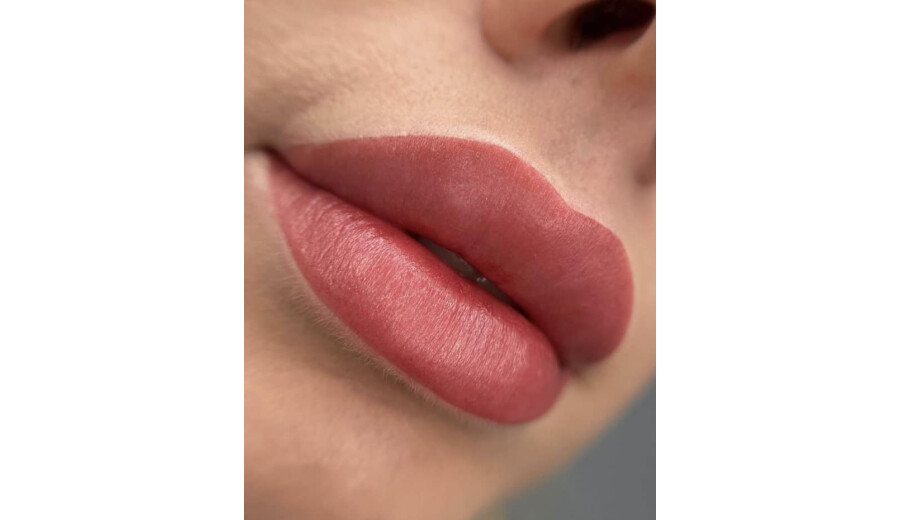 ▪️powder eyebrows  ▪️blush lips  ▪️eyeliner -