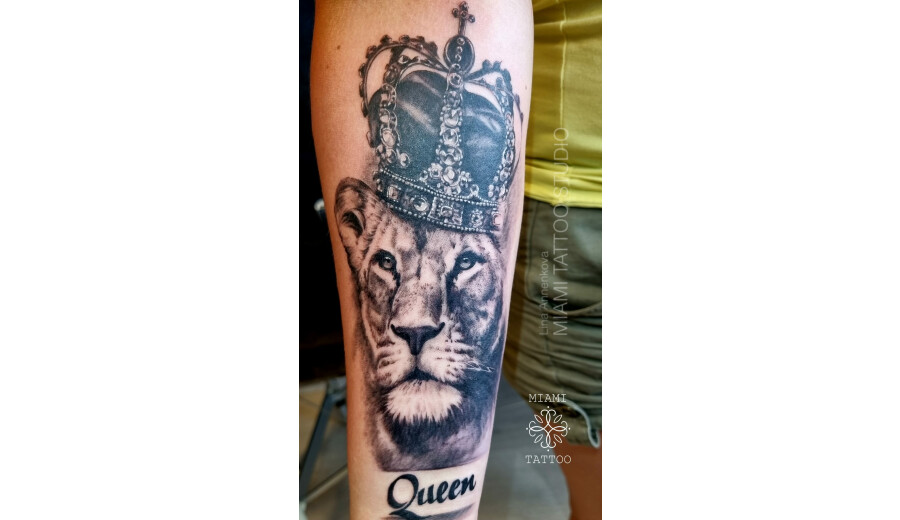 tattoo artist -